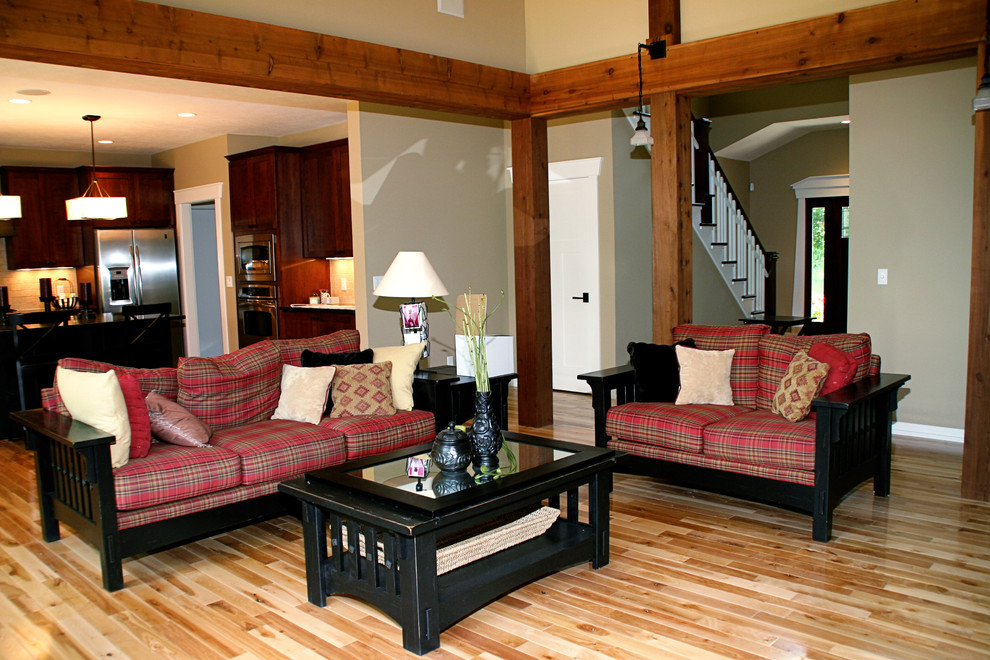 Imagen de sala de estar abierta rústica con paredes beige y suelo de madera clara