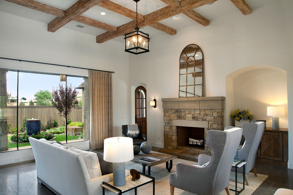 Diseño de sala de estar abierta tradicional renovada grande con paredes blancas, suelo de piedra caliza, todas las chimeneas y marco de chimenea de piedra