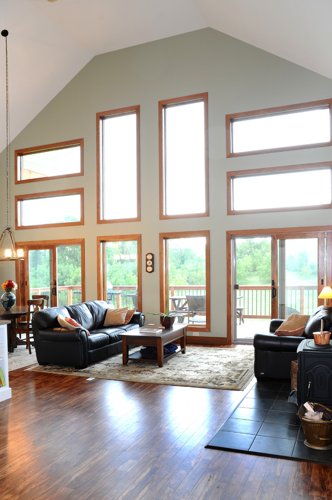Foto di un soggiorno classico di medie dimensioni e aperto con pareti verdi e pavimento in legno massello medio
