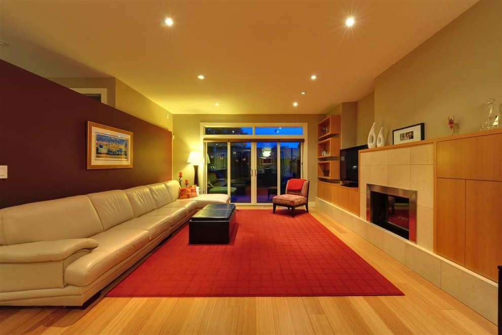 Exemple d'une salle de séjour tendance avec parquet en bambou, une cheminée ribbon, un manteau de cheminée en carrelage et un téléviseur encastré.