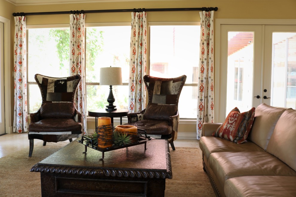 Immagine di un soggiorno stile americano di medie dimensioni e aperto con pareti gialle, pavimento in travertino, TV nascosta e pavimento beige