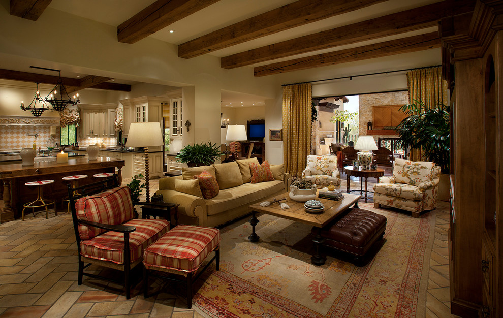 Foto de sala de estar abierta mediterránea grande sin chimenea con pared multimedia, paredes beige y suelo de baldosas de cerámica