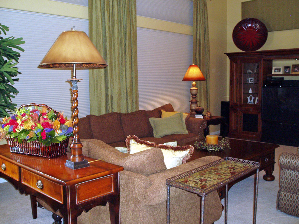 Cette photo montre une grande salle de séjour chic ouverte avec un mur jaune, moquette, aucune cheminée et un téléviseur encastré.