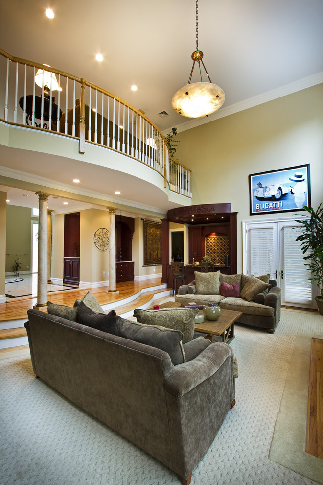 На фото: большая открытая гостиная комната в классическом стиле с домашним баром, коричневыми стенами, ковровым покрытием, стандартным камином, фасадом камина из камня и белым полом без телевизора с
