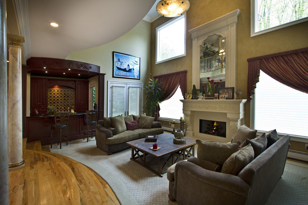 Modelo de sala de estar con barra de bar abierta tradicional grande sin televisor con paredes marrones, moqueta, todas las chimeneas, marco de chimenea de piedra y suelo blanco