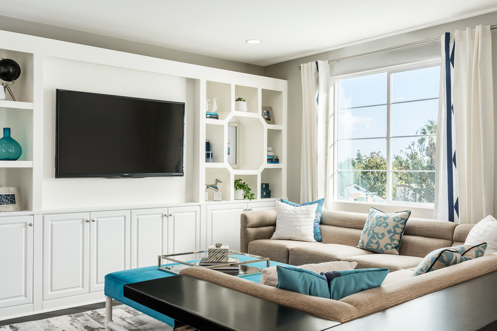 Imagen de sala de estar abierta contemporánea pequeña con paredes grises y pared multimedia