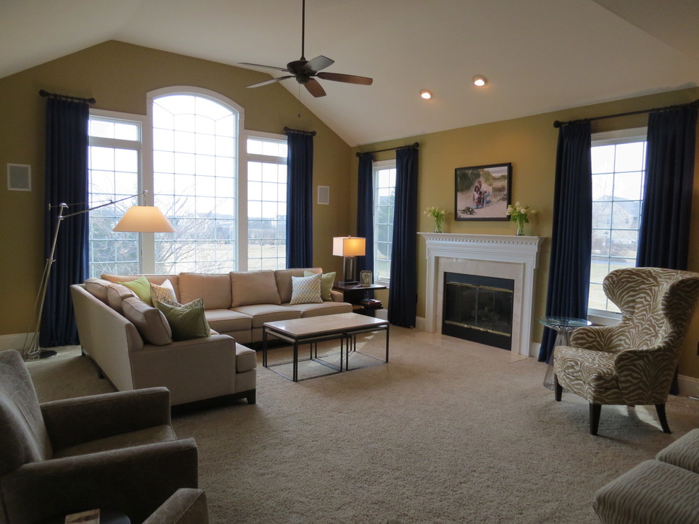 Aménagement d'une grande salle de séjour classique ouverte avec un mur jaune, moquette, une cheminée standard, un manteau de cheminée en bois et un téléviseur indépendant.