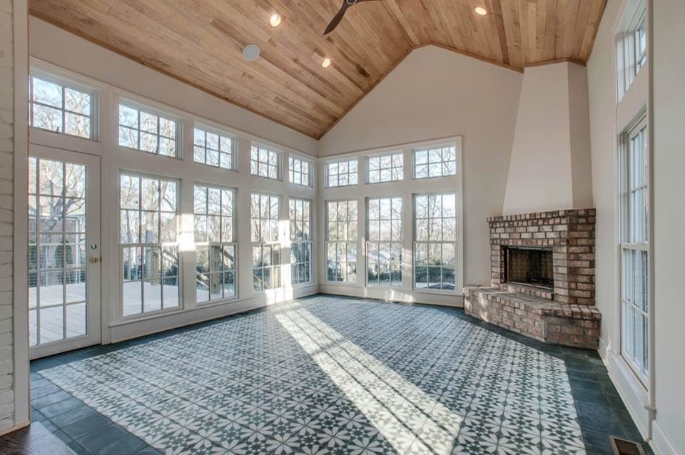 ナッシュビルにあるラグジュアリーな中くらいなコンテンポラリースタイルのおしゃれなオープンリビング (白い壁、セラミックタイルの床、コーナー設置型暖炉、レンガの暖炉まわり) の写真