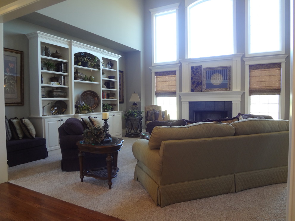 Classic open plan games room in Cincinnati with a reading nook, grey walls, carpet and no tv.