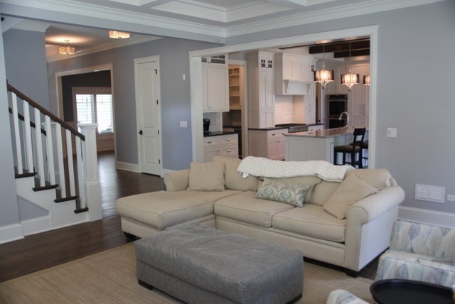 Diseño de sala de estar tradicional grande con paredes grises y suelo de madera oscura