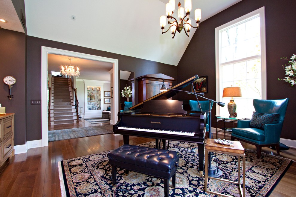 Imagen de sala de estar con rincón musical cerrada tradicional de tamaño medio sin chimenea y televisor con paredes marrones y suelo de madera oscura
