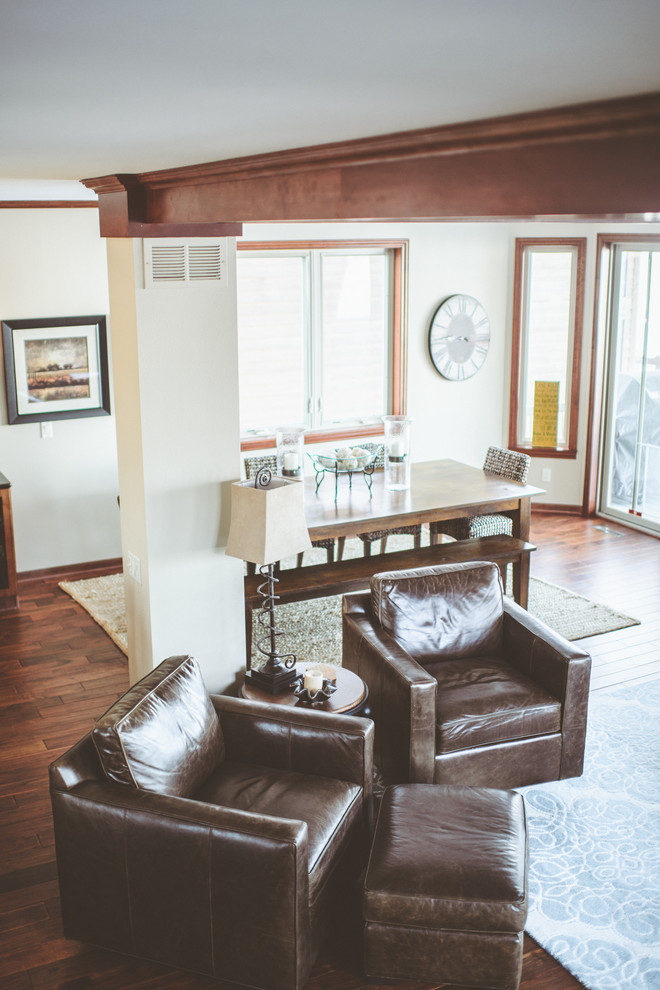 Inspiration pour une salle de séjour traditionnelle ouverte avec un mur blanc et un sol en bois brun.