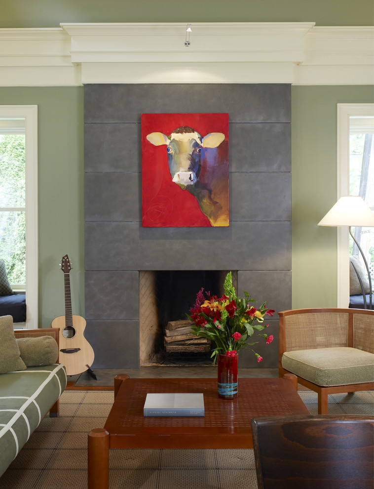 Imagen de salón bohemio con marco de chimenea de hormigón, paredes verdes y alfombra