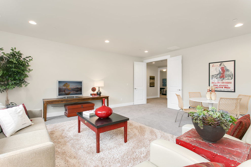 Modelo de sala de estar abierta de estilo americano de tamaño medio sin chimenea con paredes beige y moqueta