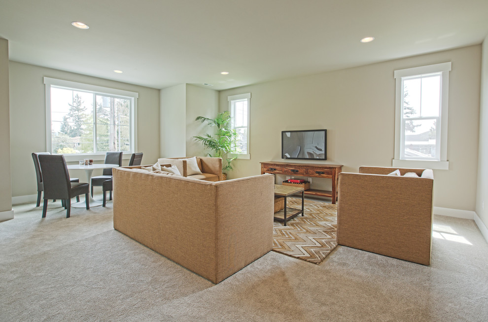 Diseño de sala de estar cerrada clásica renovada grande con paredes grises, moqueta y televisor colgado en la pared