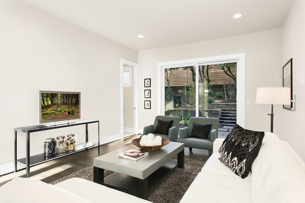 Foto di un grande soggiorno minimalista con pareti grigie e pavimento in legno massello medio