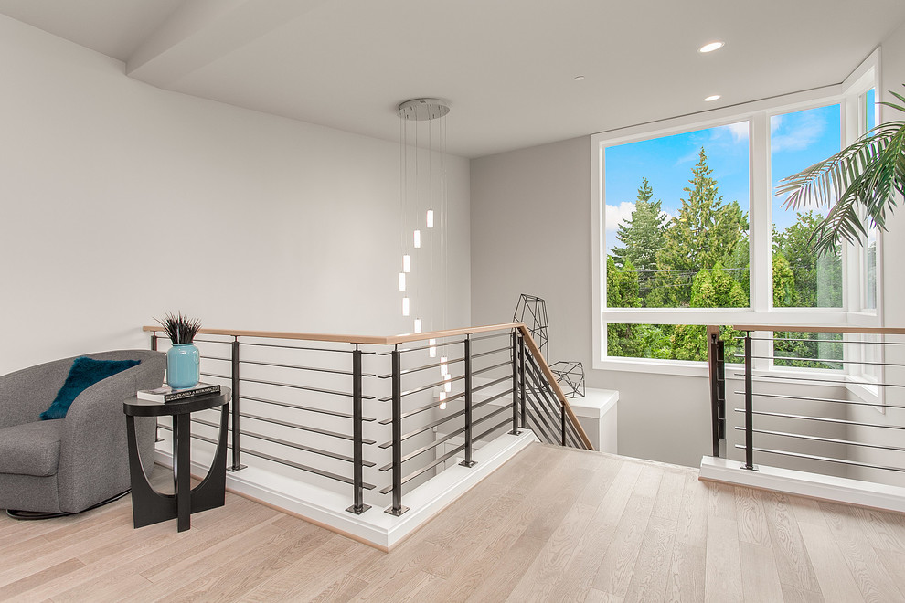 Пример оригинального дизайна: большая двухуровневая гостиная комната в стиле модернизм с серыми стенами и светлым паркетным полом