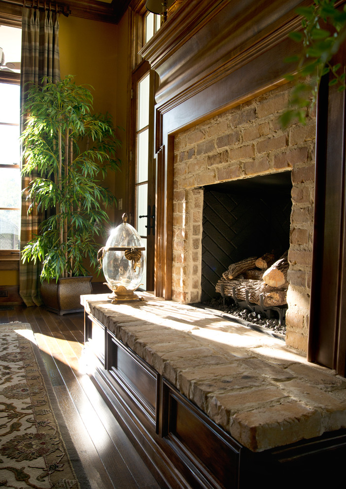 Modelo de sala de estar clásica con todas las chimeneas y marco de chimenea de piedra