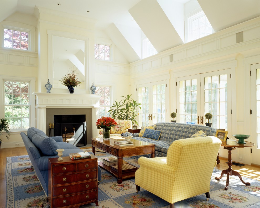 Inspiration pour une salle de séjour traditionnelle avec un mur beige, un sol en bois brun et une cheminée standard.