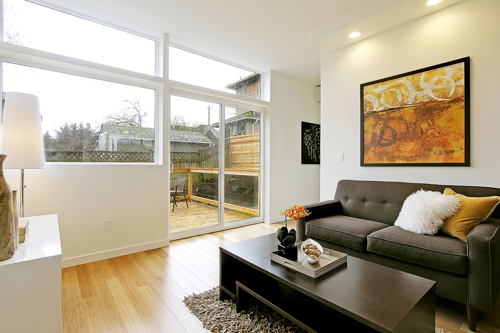 Modernes Wohnzimmer mit hellem Holzboden in Seattle