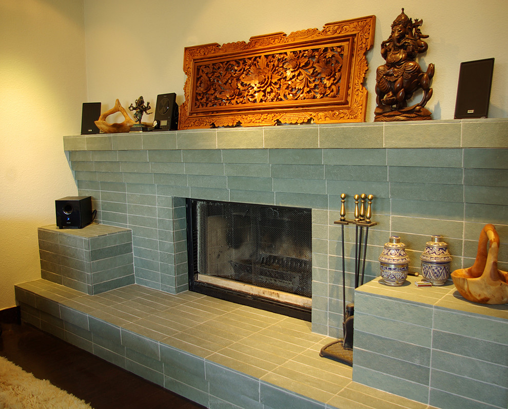 Mittelgroßes Asiatisches Wohnzimmer mit Gaskamin und Kaminumrandung aus Stein in San Francisco