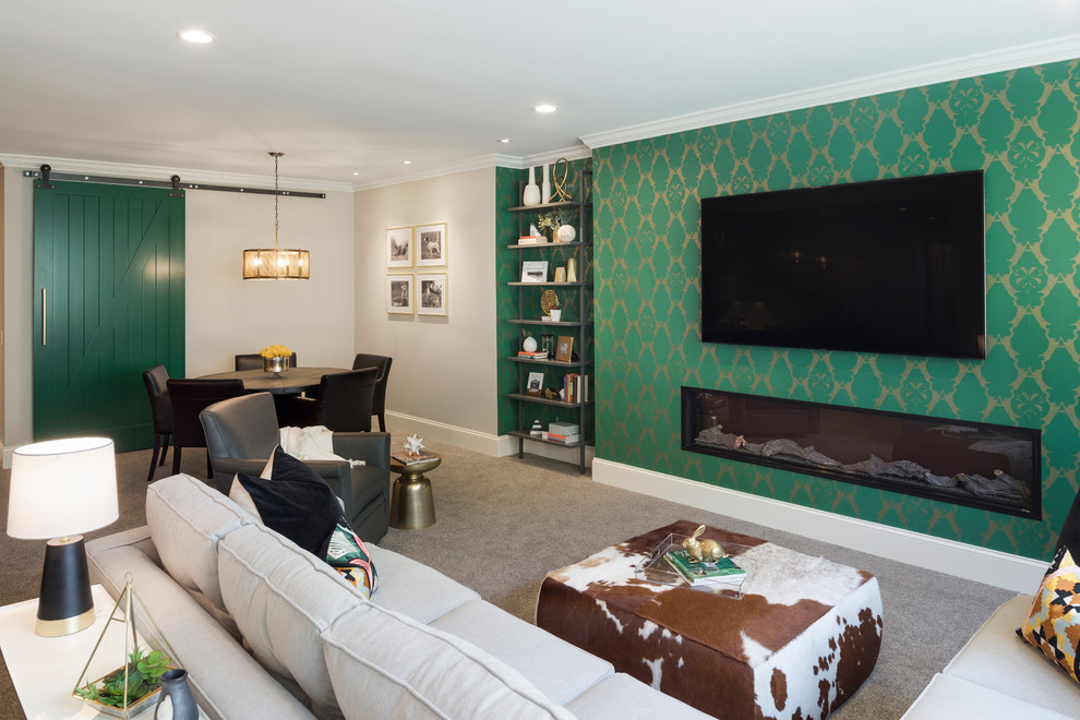 Стильный дизайн: открытая гостиная комната в стиле неоклассика (современная классика) с зелеными стенами, ковровым покрытием, горизонтальным камином, телевизором на стене и серым полом - последний тренд