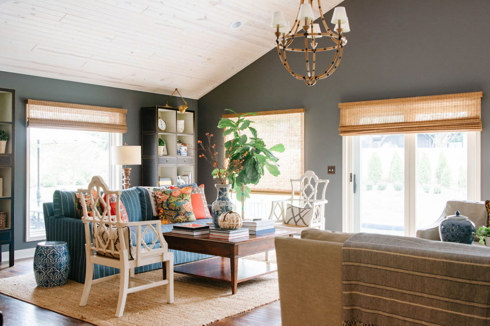 Diseño de sala de estar cerrada clásica renovada de tamaño medio con paredes verdes, suelo de madera en tonos medios, televisor colgado en la pared y suelo marrón