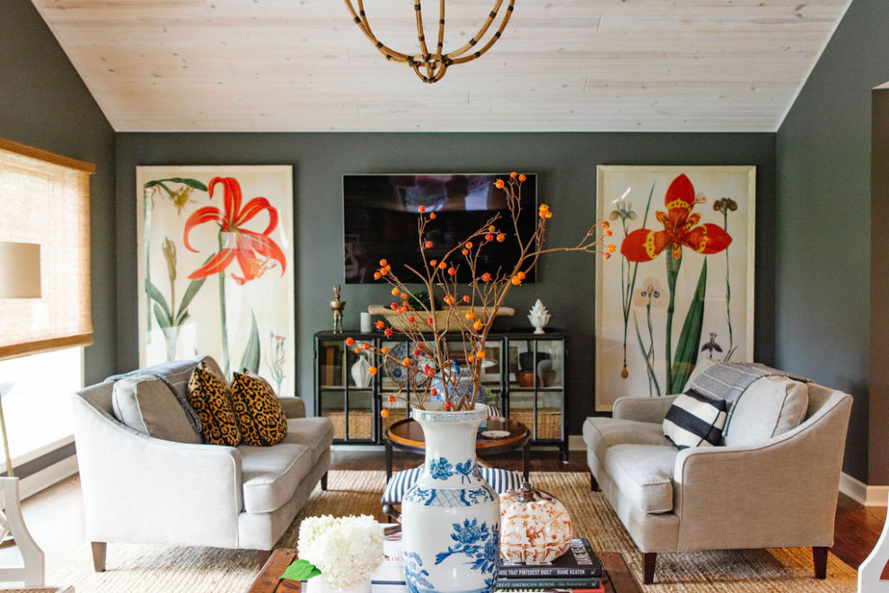 Mittelgroßes, Abgetrenntes Maritimes Wohnzimmer mit grüner Wandfarbe, braunem Holzboden, TV-Wand und braunem Boden in Omaha