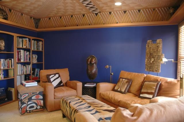 サンフランシスコにある高級な広いコンテンポラリースタイルのおしゃれなオープンリビング (青い壁、カーペット敷き、標準型暖炉、レンガの暖炉まわり、内蔵型テレビ、ベージュの床) の写真