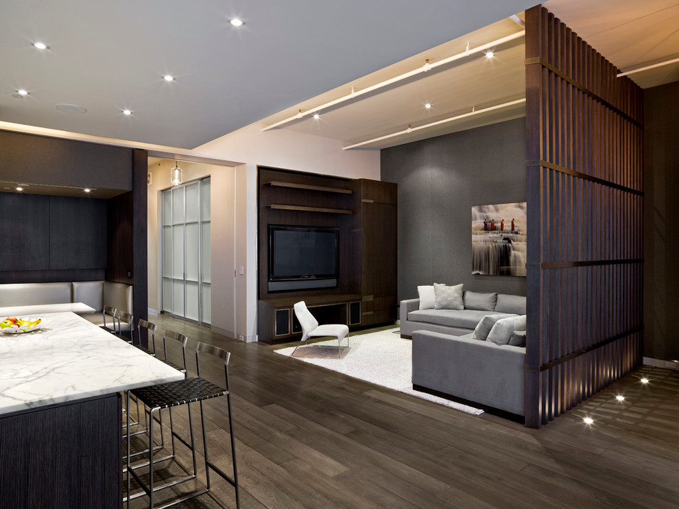 Inspiration pour une salle de séjour minimaliste avec un mur gris, parquet foncé et un téléviseur encastré.