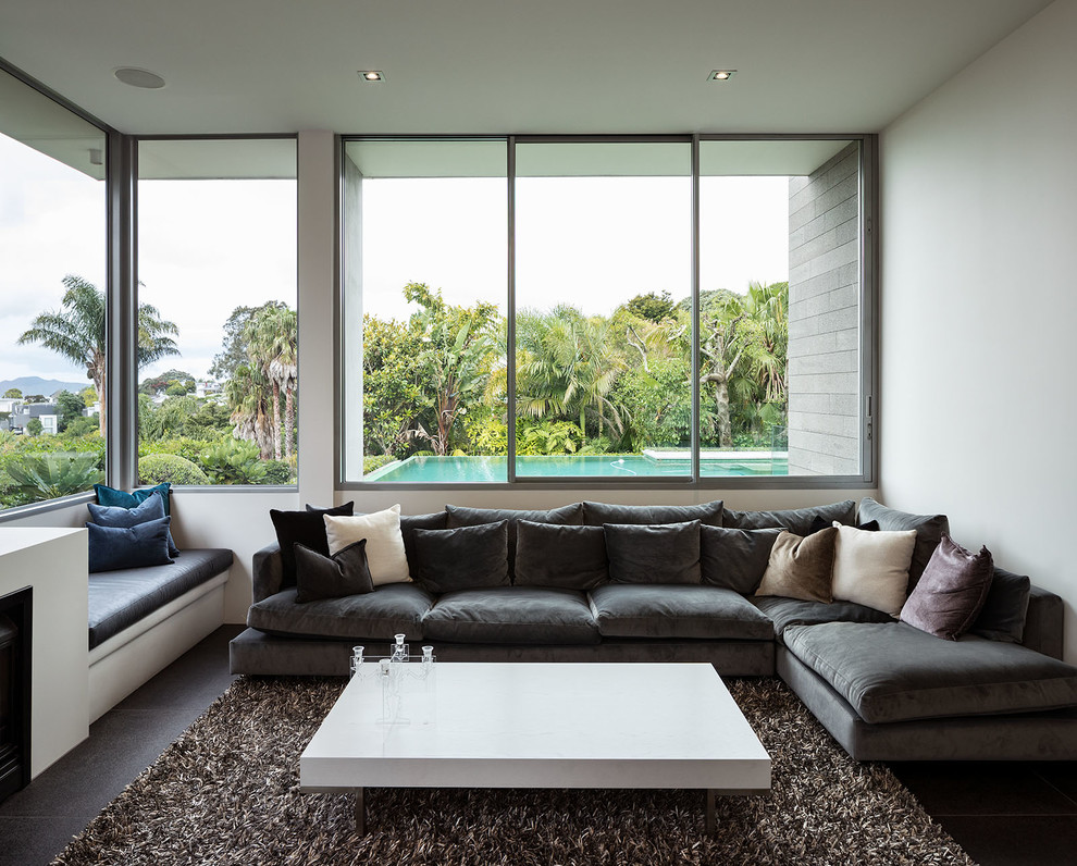 Diseño de sala de estar moderna con paredes blancas, suelo de baldosas de cerámica y suelo negro