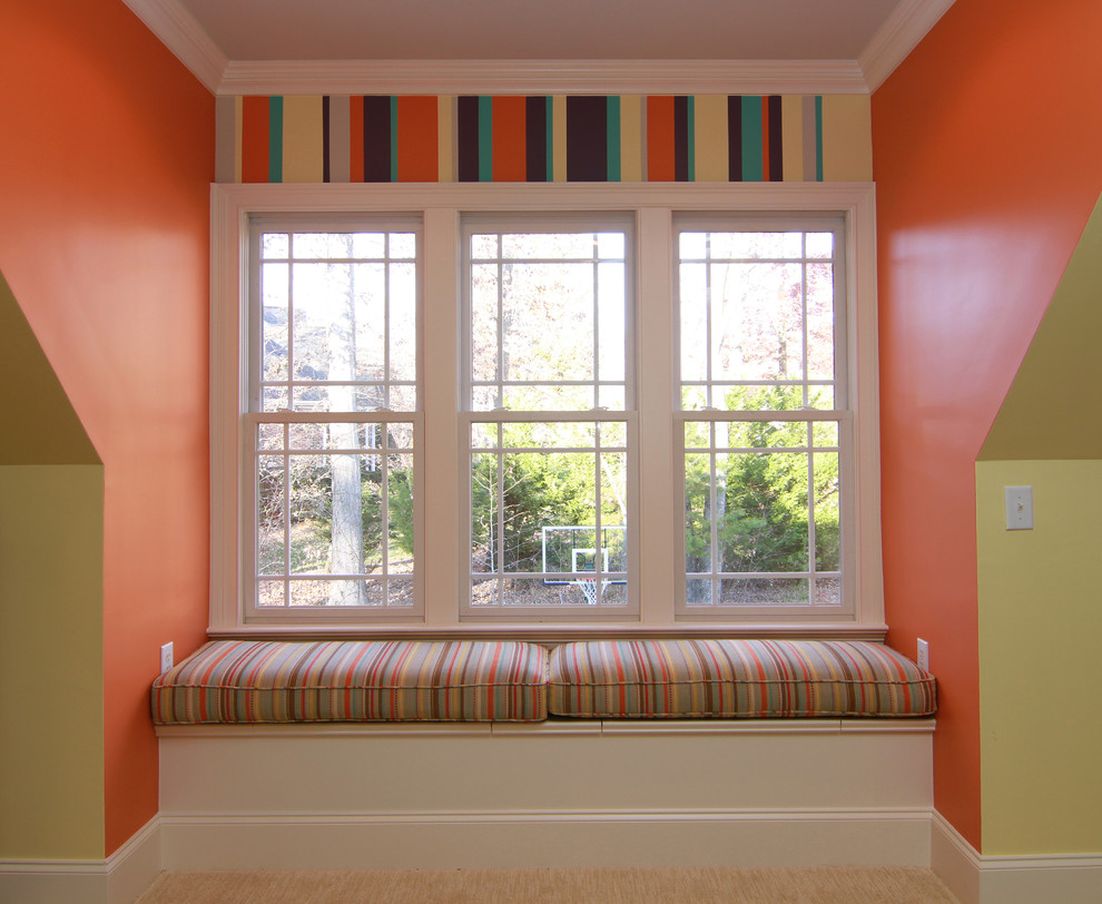 Свежая идея для дизайна: изолированная комната для игр среднего размера в стиле фьюжн с оранжевыми стенами и ковровым покрытием без камина, телевизора - отличное фото интерьера