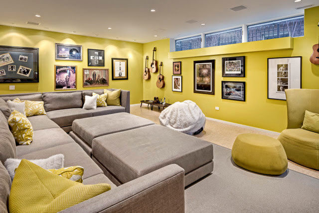 Ejemplo de sala de estar con rincón musical cerrada contemporánea de tamaño medio con paredes amarillas y suelo de madera clara