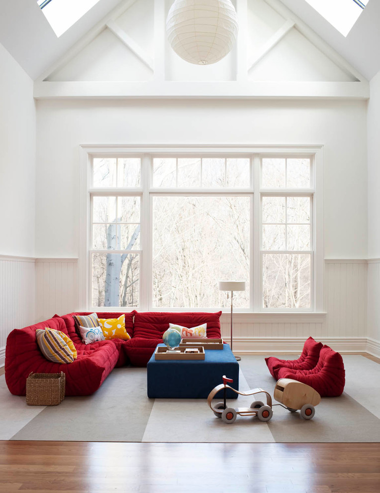 Aménagement d'une salle de séjour contemporaine avec un mur blanc et un sol en bois brun.