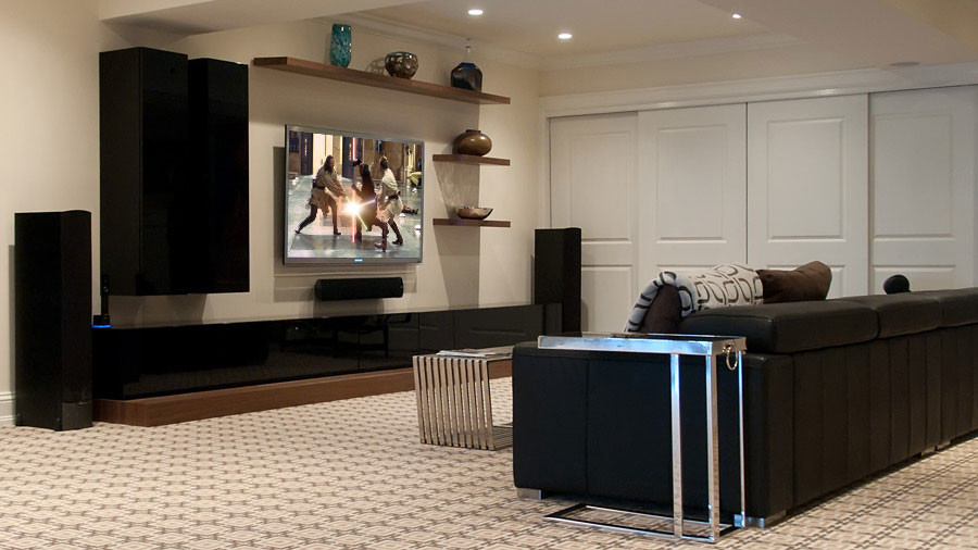 Mittelgroßes, Offenes Modernes Wohnzimmer mit weißer Wandfarbe, Teppichboden und TV-Wand in New York