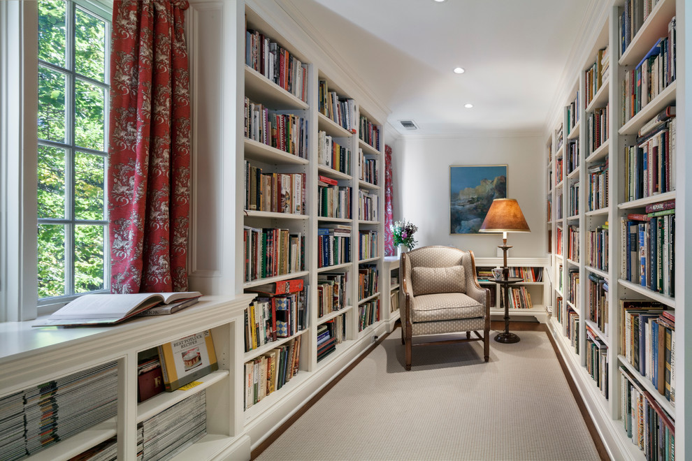 Idee per un soggiorno tradizionale chiuso con libreria, pareti bianche, pavimento in legno massello medio e pavimento marrone