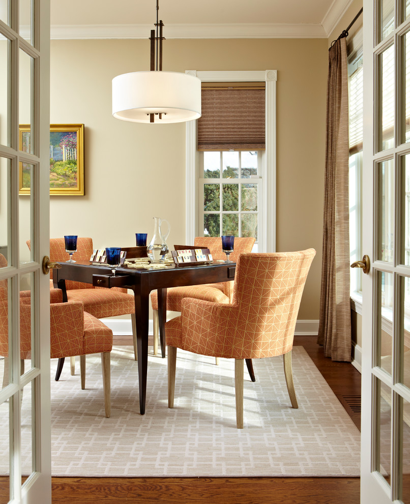 Стильный дизайн: открытая гостиная комната среднего размера в классическом стиле с бежевыми стенами и светлым паркетным полом без камина - последний тренд