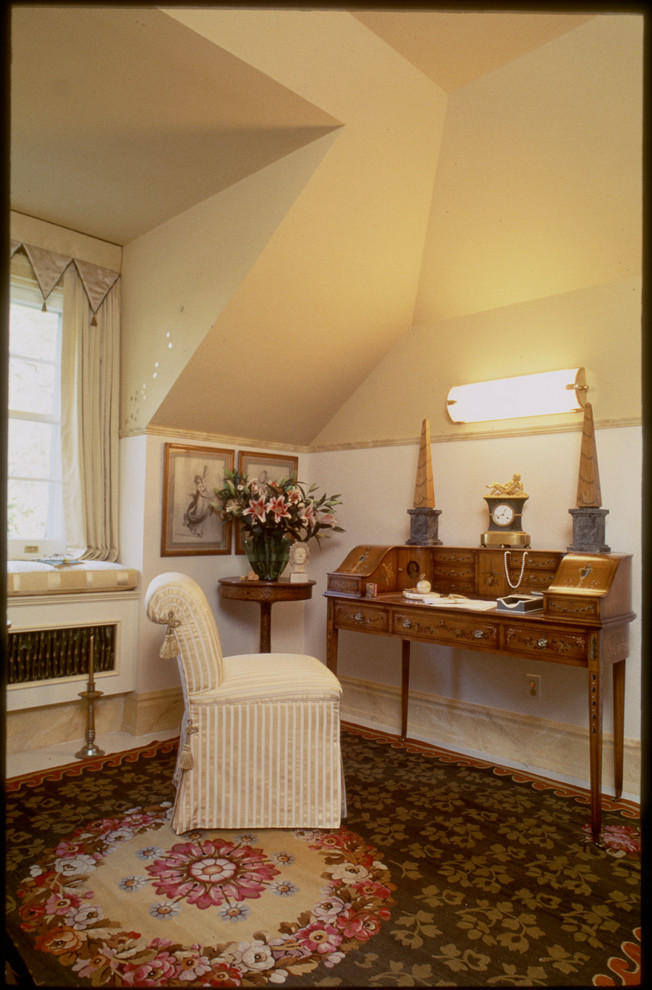 На фото: большая изолированная гостиная комната в классическом стиле с с книжными шкафами и полками, желтыми стенами и ковровым покрытием без телевизора с