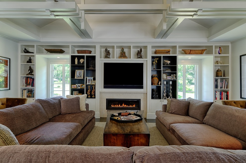 Пример оригинального дизайна: большая открытая гостиная комната в восточном стиле с белыми стенами, темным паркетным полом, горизонтальным камином, фасадом камина из плитки, скрытым телевизором и коричневым полом