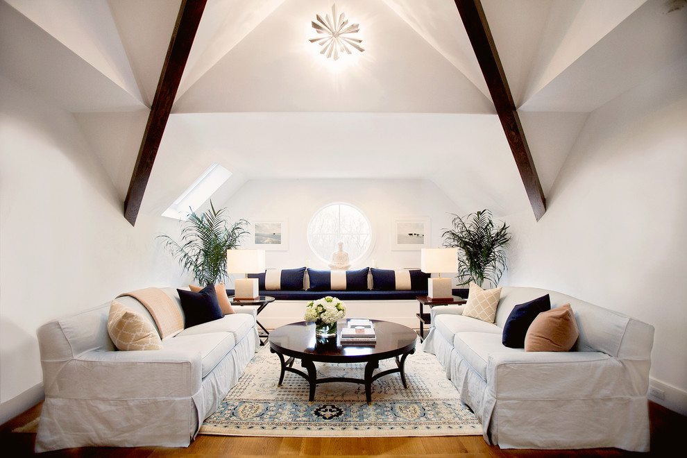Großes, Fernseherloses Modernes Wohnzimmer ohne Kamin mit weißer Wandfarbe und braunem Holzboden in New York