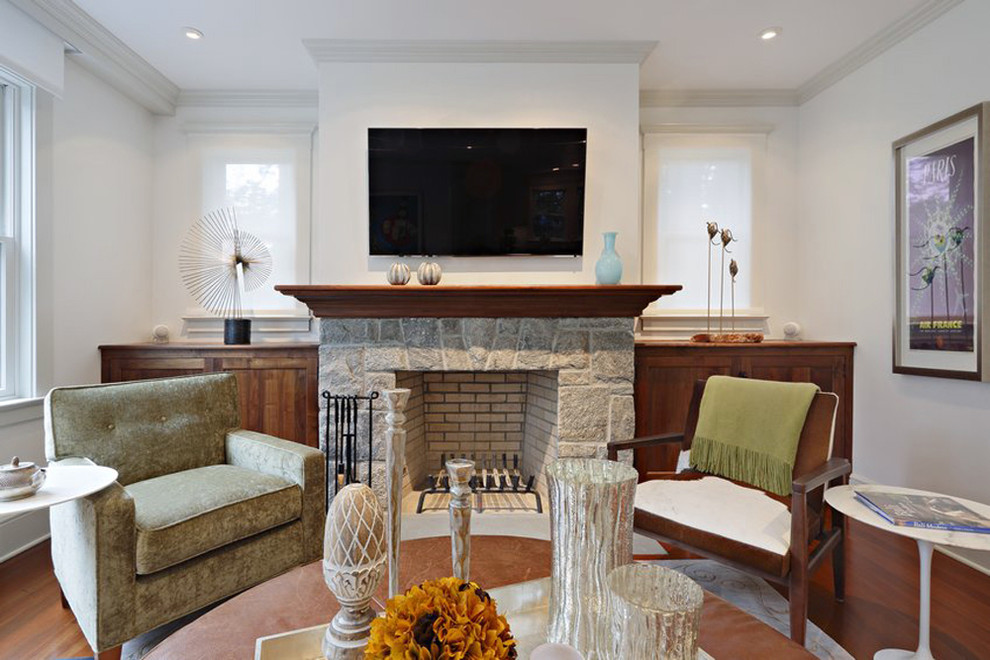 Großes, Offenes Modernes Wohnzimmer mit Kaminumrandung aus Stein, beiger Wandfarbe, hellem Holzboden, Kamin, TV-Wand und braunem Boden in New York