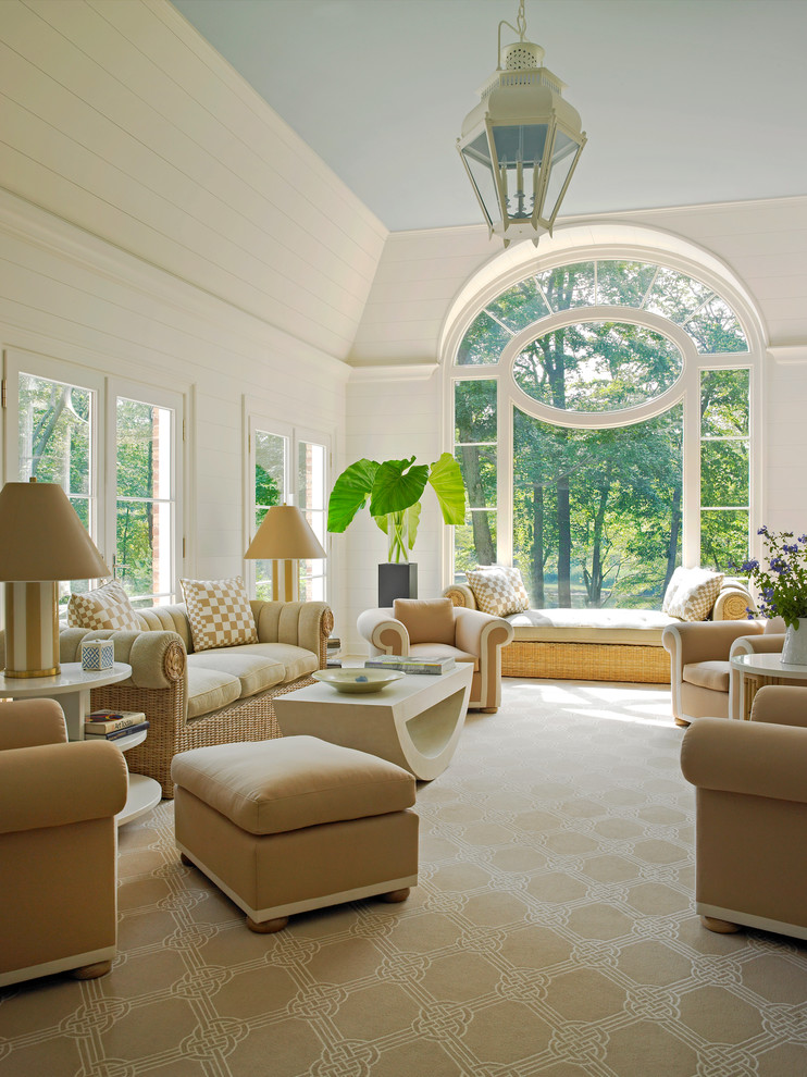 Источник вдохновения для домашнего уюта: гостиная комната в классическом стиле с белыми стенами и ковровым покрытием