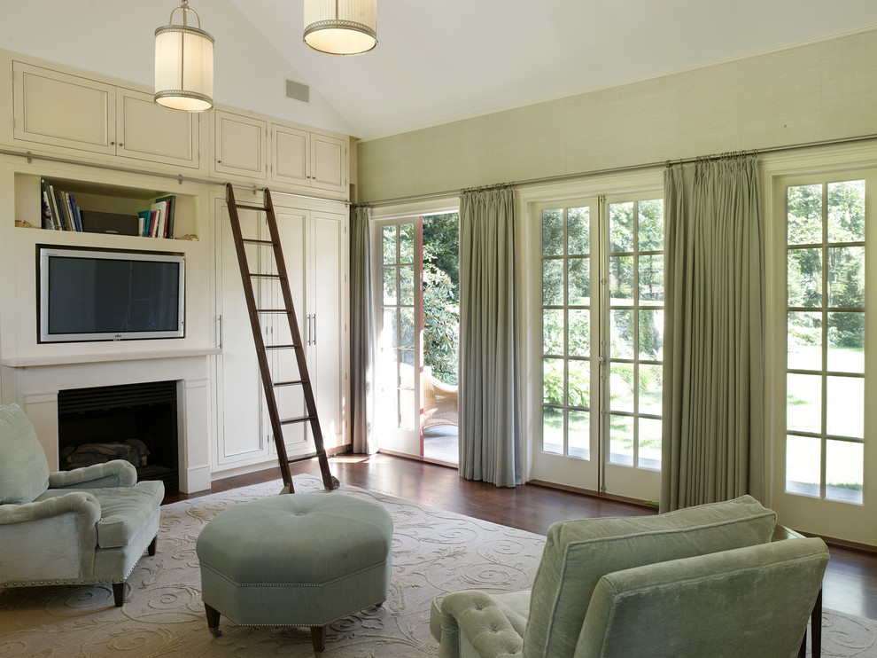 Modernes Wohnzimmer mit beiger Wandfarbe, dunklem Holzboden, Kamin und Multimediawand in New York
