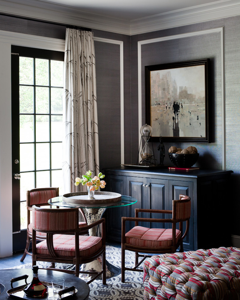 На фото: гостиная комната в стиле неоклассика (современная классика) с серыми стенами с