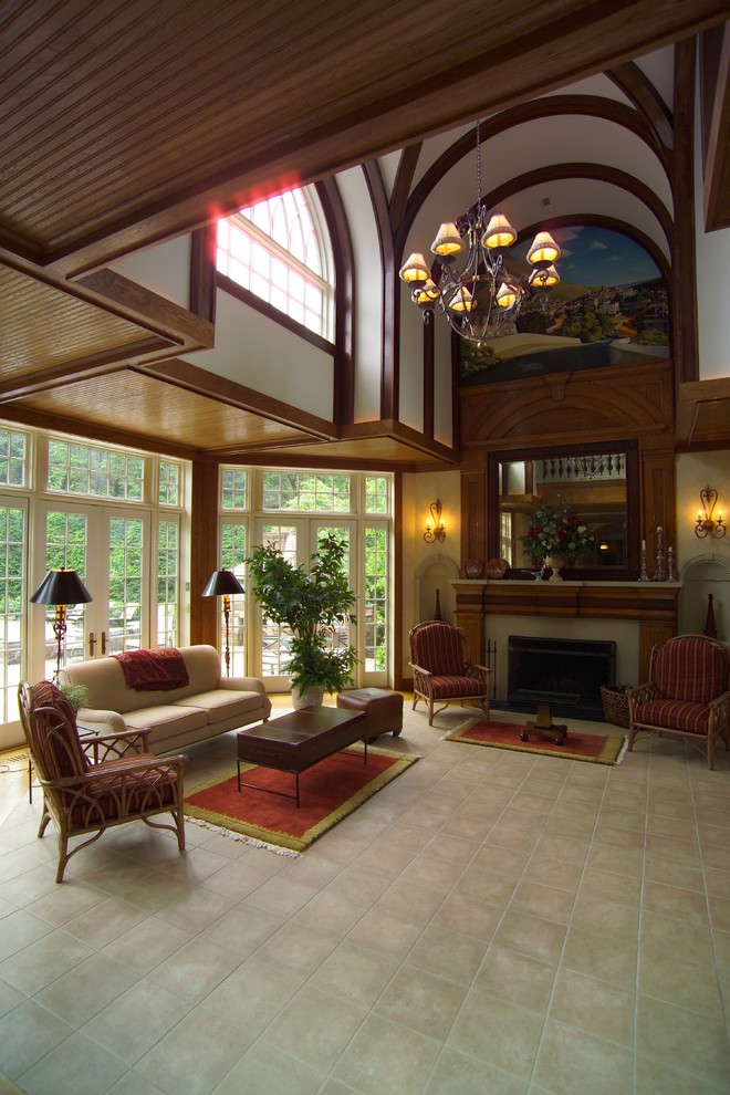 Großes Klassisches Wohnzimmer im Loft-Stil mit Hausbar, beiger Wandfarbe, Kalkstein, Kamin und Kaminumrandung aus Stein in New York