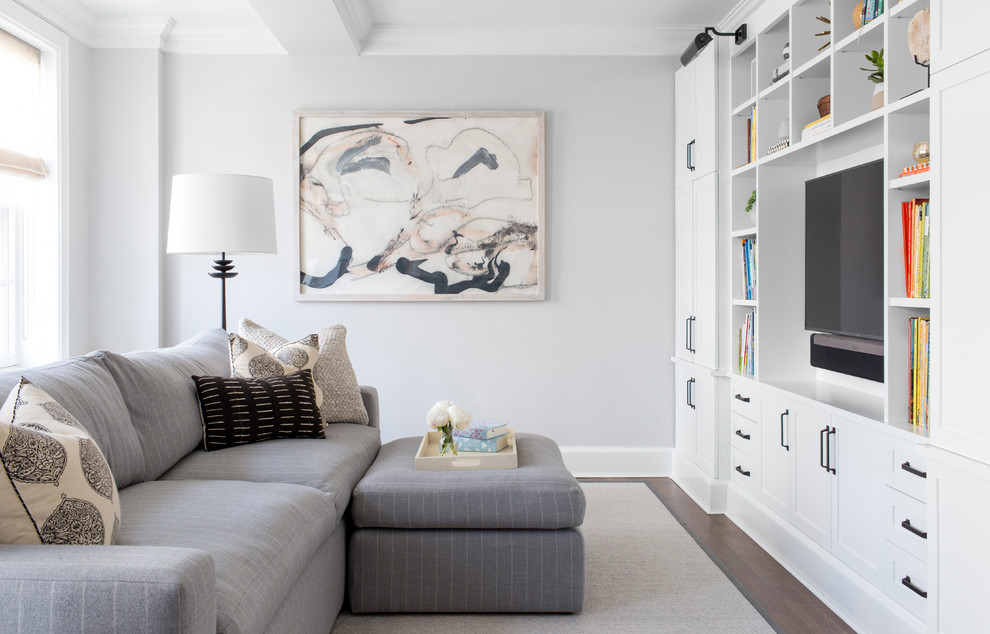 Foto de sala de estar clásica renovada con paredes grises, suelo de madera oscura, pared multimedia y suelo marrón