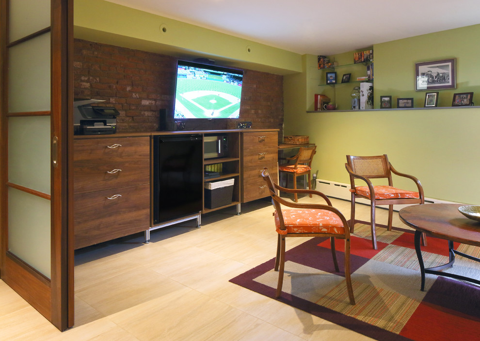 Пример оригинального дизайна: большая двухуровневая гостиная комната в стиле фьюжн с зелеными стенами, полом из керамогранита и телевизором на стене