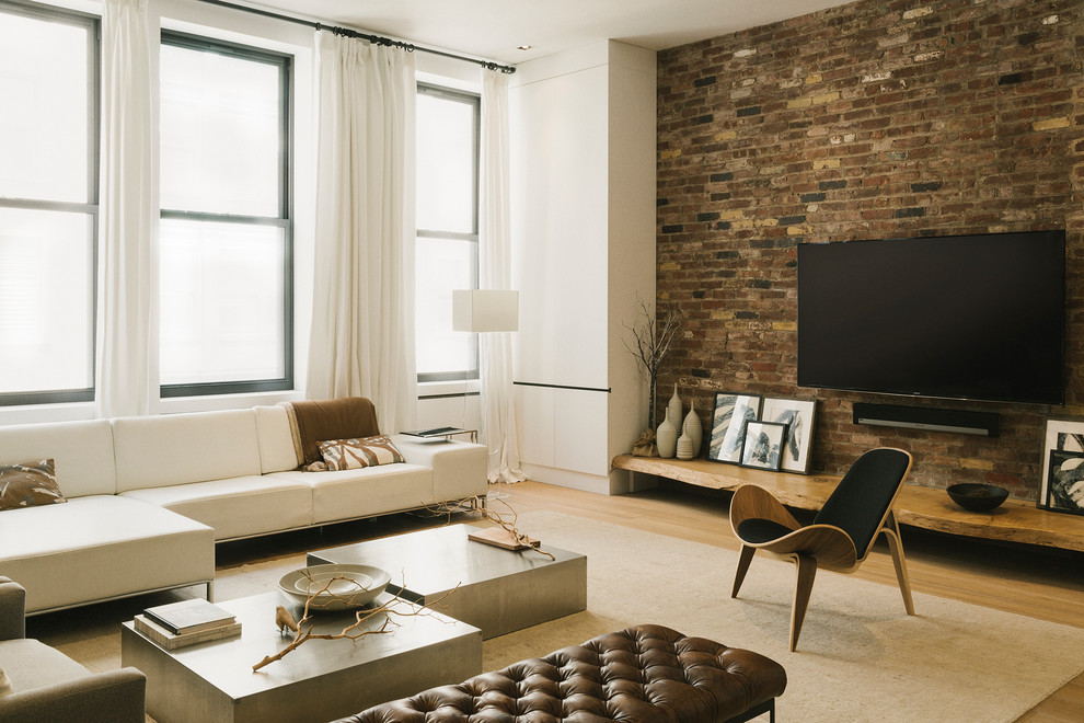 Offenes, Großes Industrial Wohnzimmer ohne Kamin mit weißer Wandfarbe, hellem Holzboden, TV-Wand und beigem Boden in New York