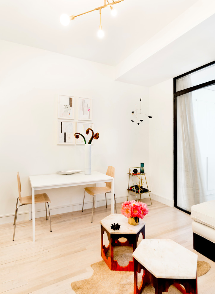 Foto di un soggiorno design di medie dimensioni e aperto con pareti bianche, parquet chiaro, nessun camino e TV a parete