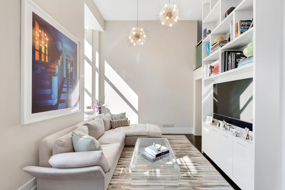 Idées déco pour une salle de séjour contemporaine avec un mur beige, parquet foncé, un téléviseur encastré et un sol marron.